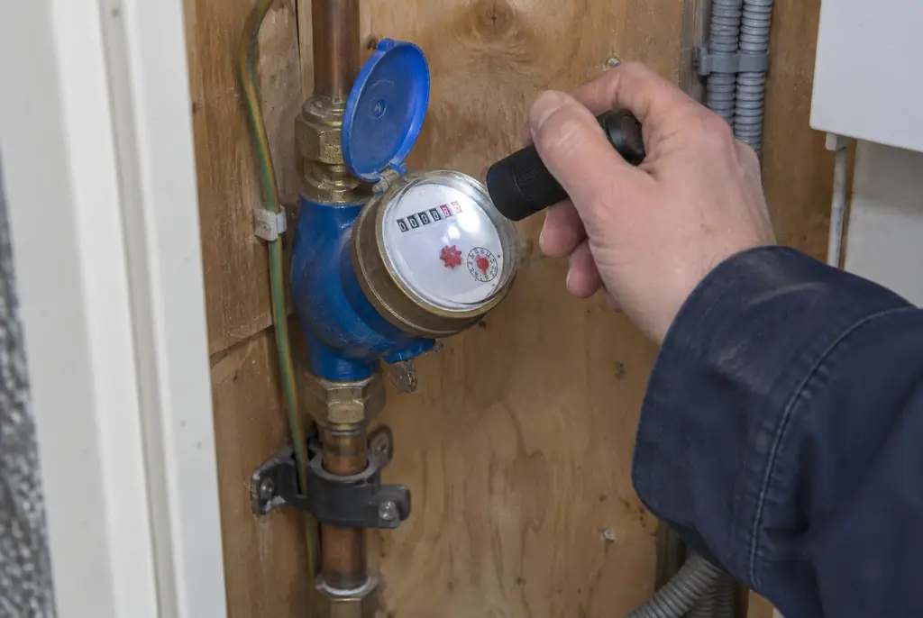 Lekdetectie Raalte – watermeter in de meterkast controleren met een zaklamp